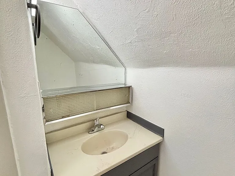 1403 E. 3rd St. — Photo 8