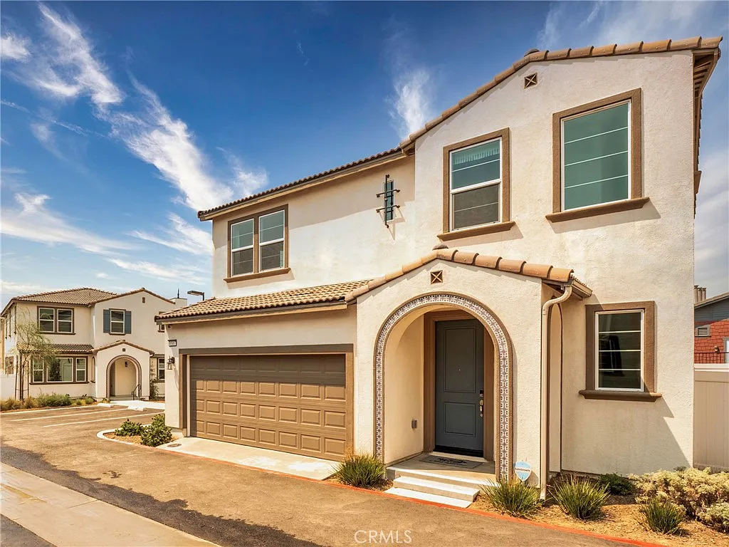 3 bed, 2.5 bath, 1665 sqft, $3,350 — Photo 3