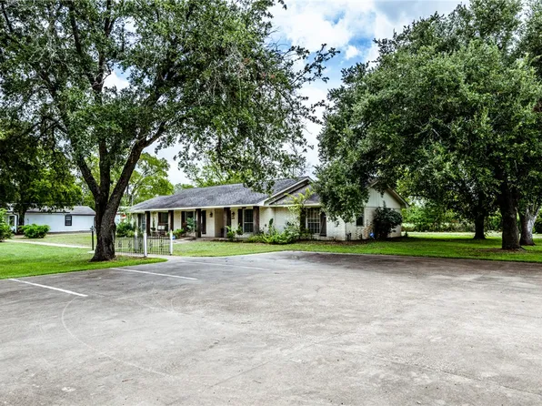 1304 E Main St, Madisonville, TX 77864