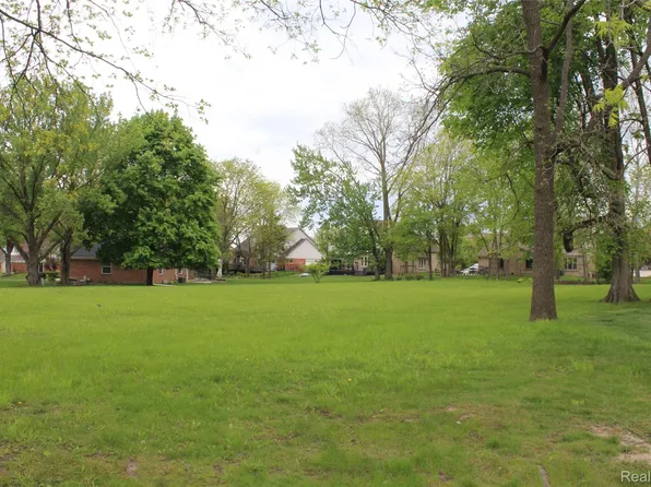 22335 Diamond Ct, Farmington Hills, MI 48335