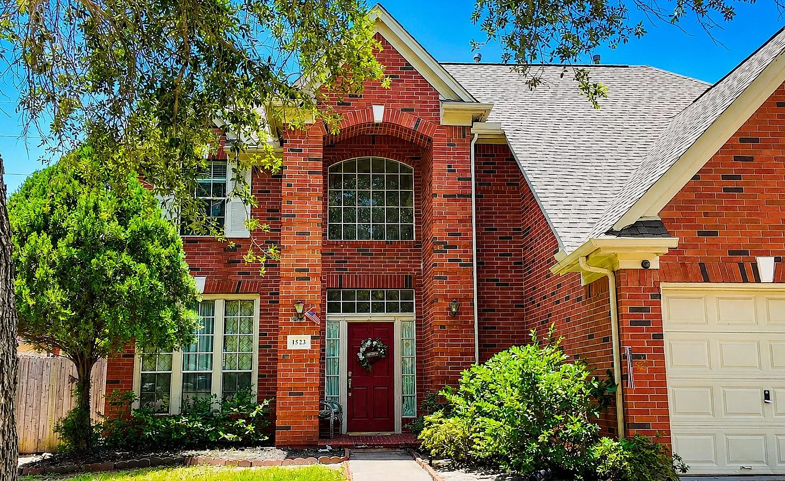 4 bed, 2.5 bath, 2494 sqft, $2,250 — Photo 2