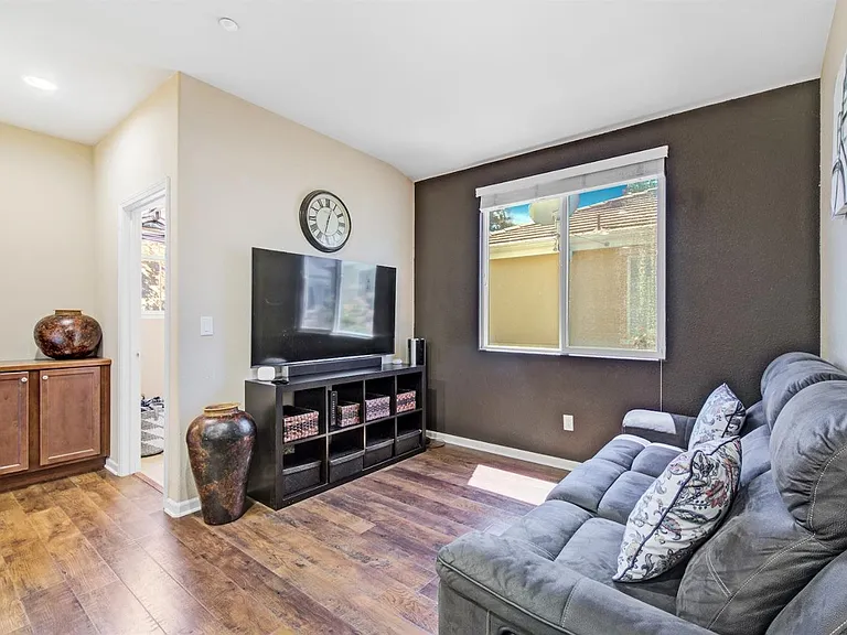406 Toyon Ln — Photo 6