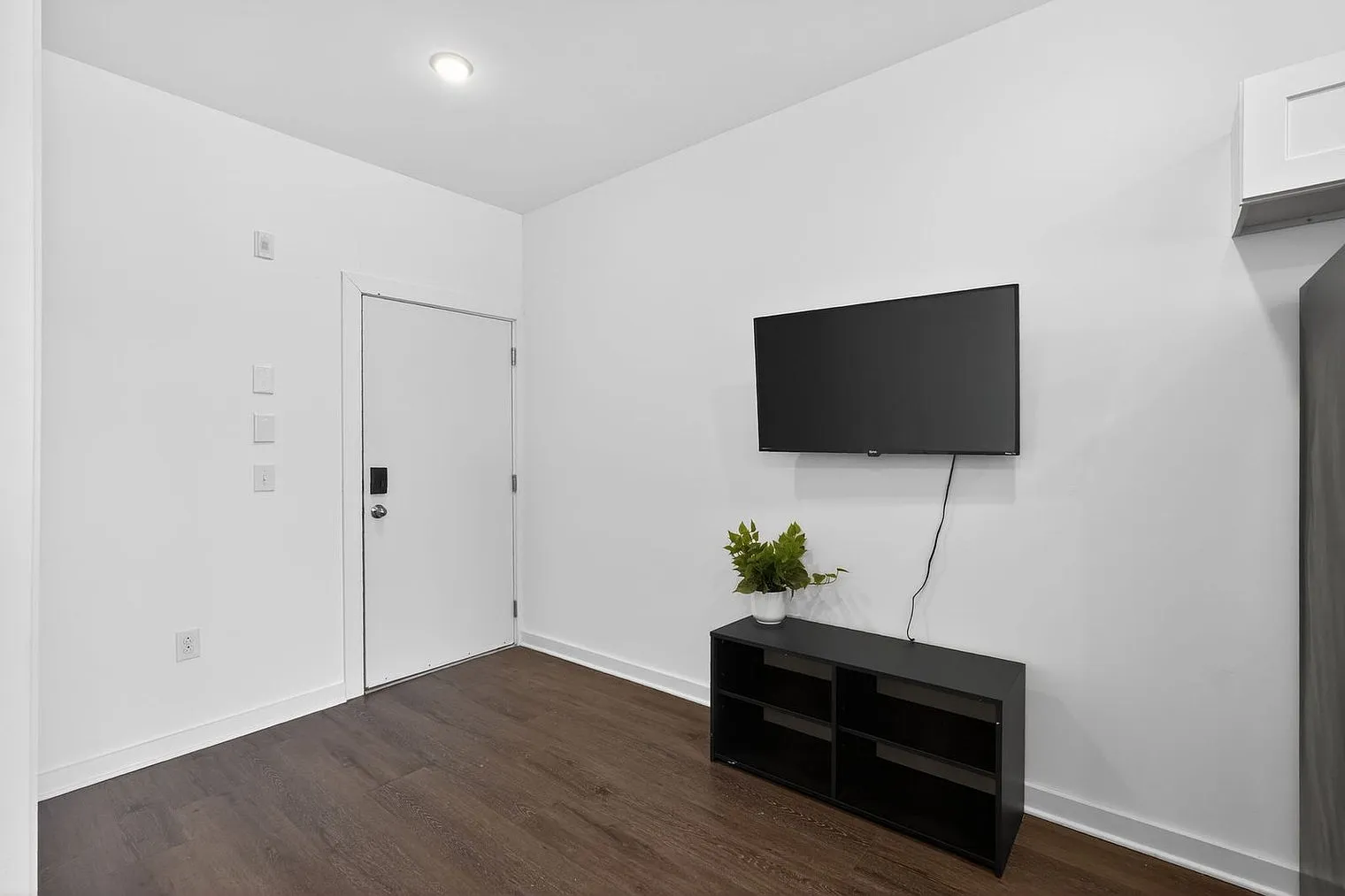 1 bed, 1.0 bath, 5963 sqft, $2,246 — Photo 4