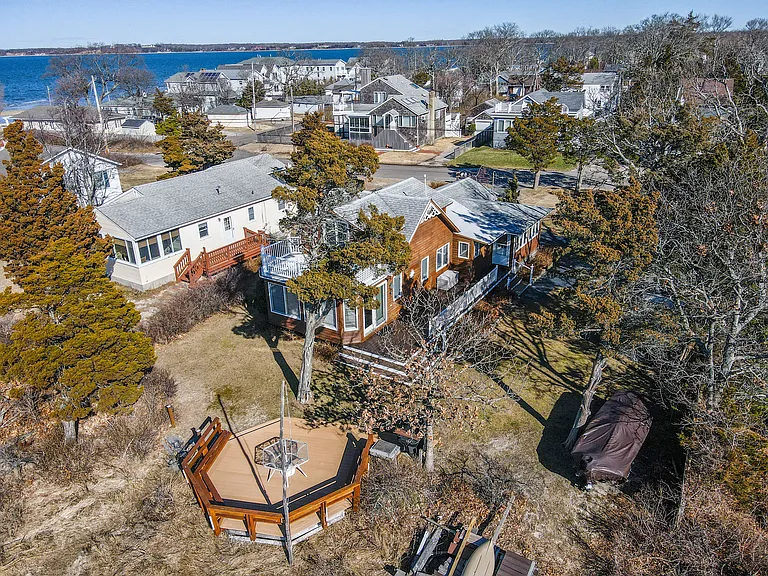 79 Pine Neck Ave — Photo 18