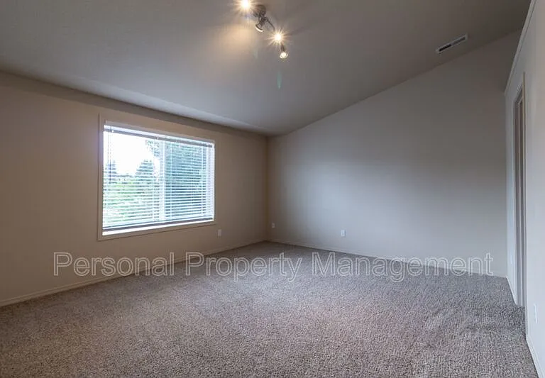 7905 NE 64th St — Photo 13