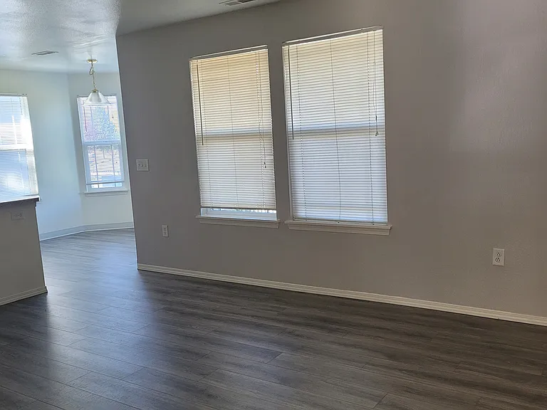 1805 E Overland Rd — Photo 2