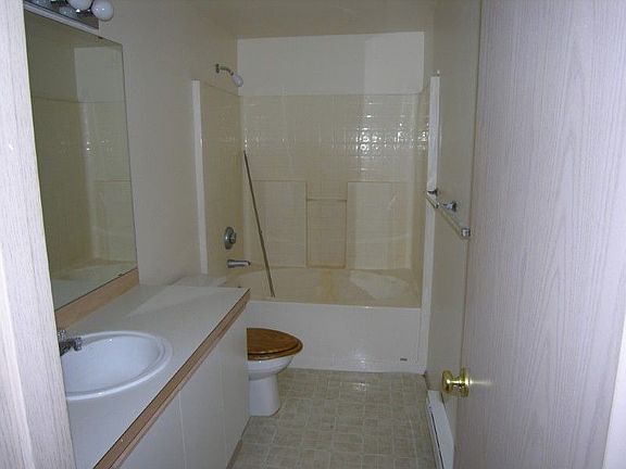 Super clean bathroom.