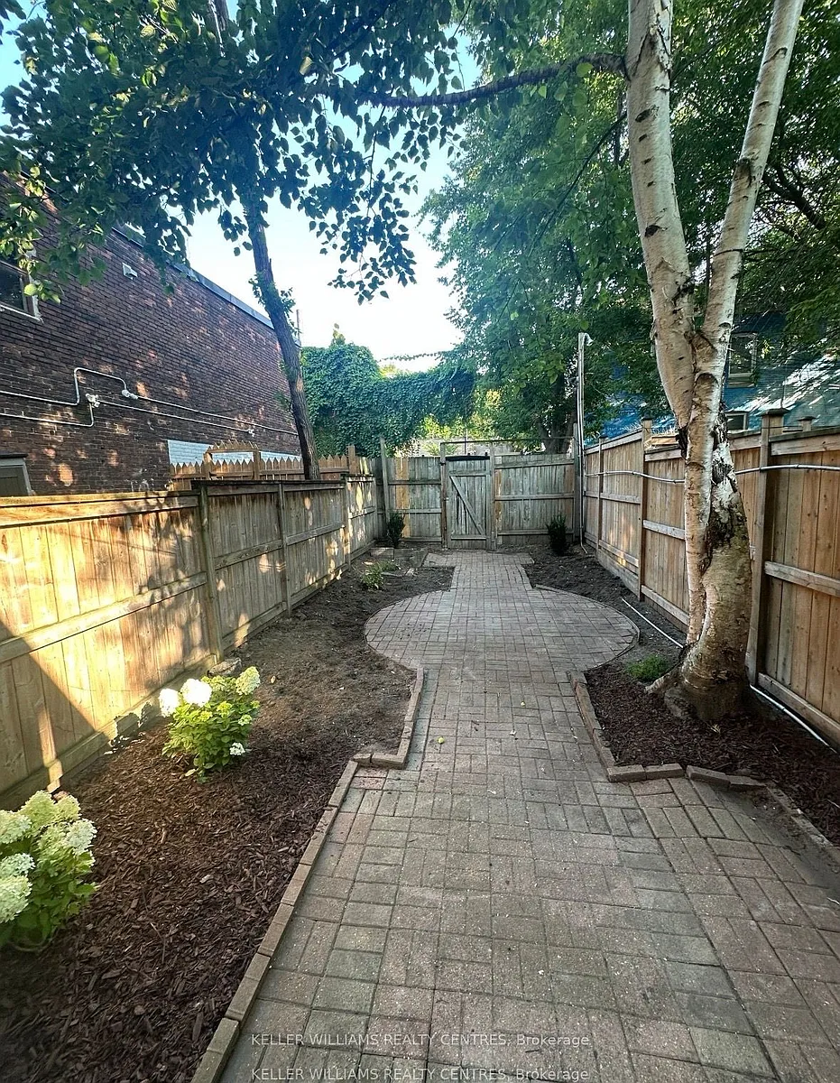 Building Photo - 212 Gerrard St E #1