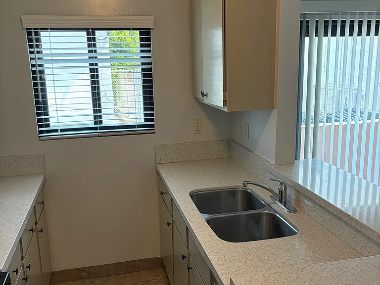 116 Rose Ave #8 — Photo 4