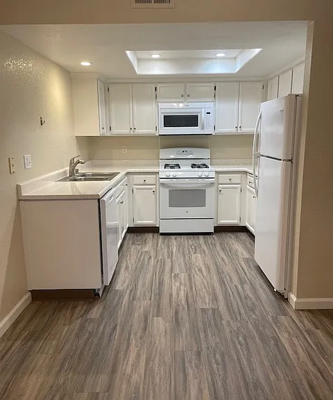 Redwood Grove Apartments — Photo 12