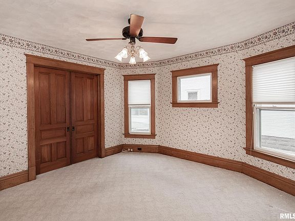 4th image of 325 N Russell Ave