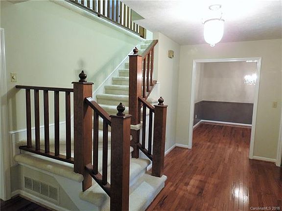 3rd image of 220 Estate Dr