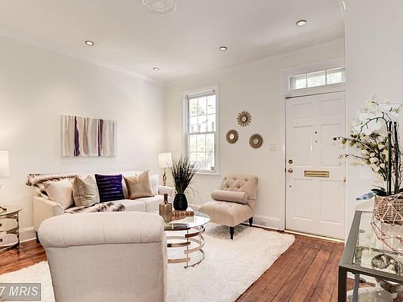 Living Room with 9' Ceilings
