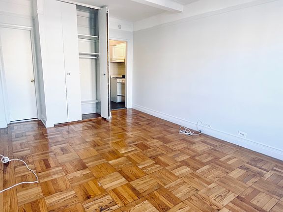 4th image of 215 W 83rd St APT 8G