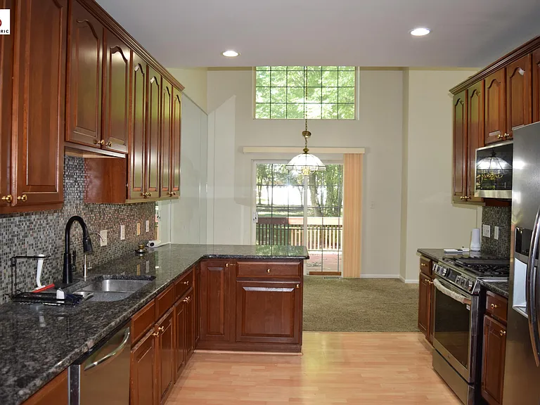 1566 Heron Cir — Photo 8