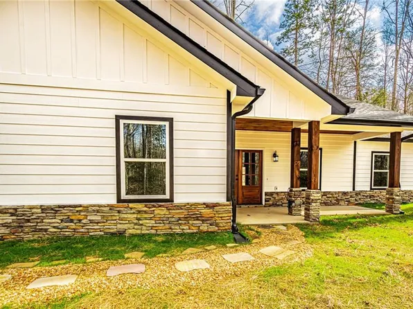 90 Lake Point Dr, Dahlonega, GA 30533