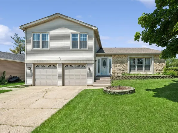 8 Auburn Dr, Glendale Heights, IL 60139