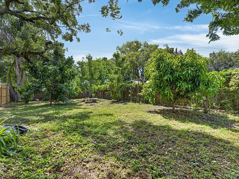 1005 E Flora St — Photo 33