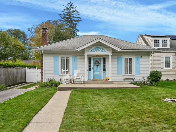 293 Parkside Dr, Warwick, RI 02888