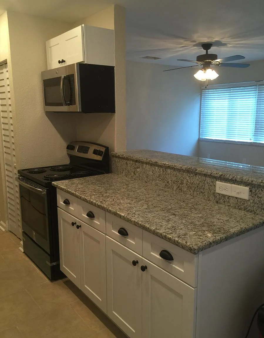 2 bed, 927 sqft, $1,600 — Photo 2