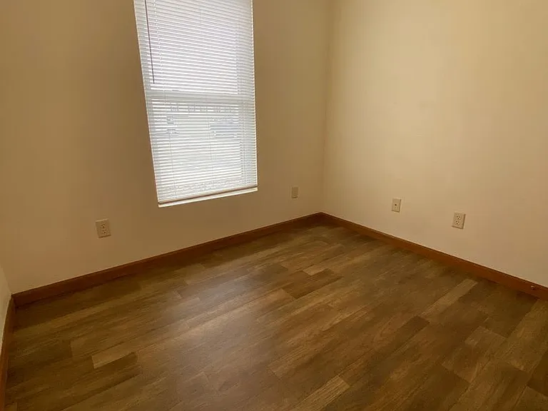 275 Woodridge Ct — Photo 42