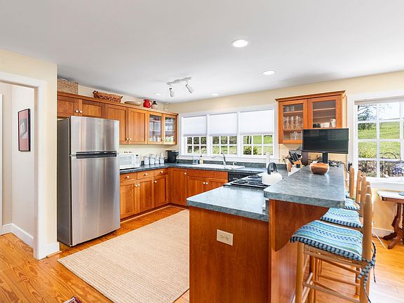 4th image of 1772 Newport Rd