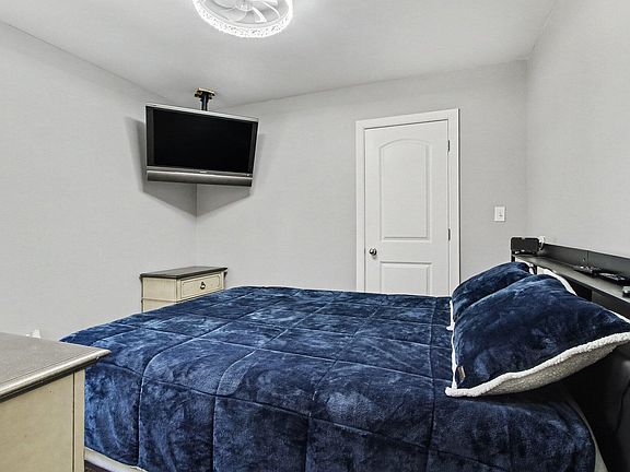 5th image of 523 Rush St