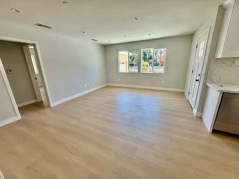 3440 N Vineland Ave — Photo 3
