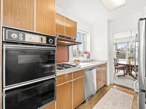 20 East 9th Street image 16 of 38