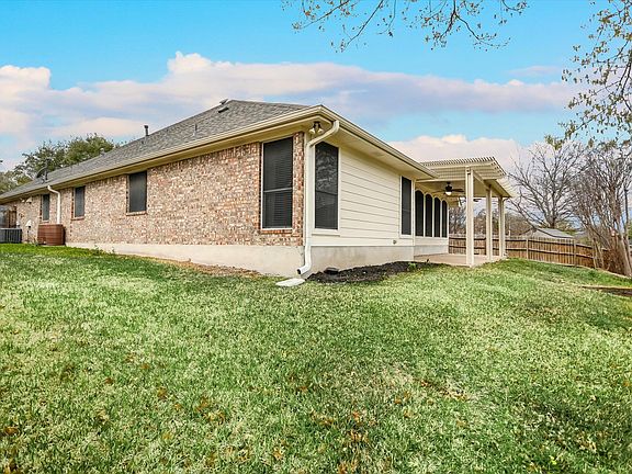 5th image of 802 Sykes Ct
