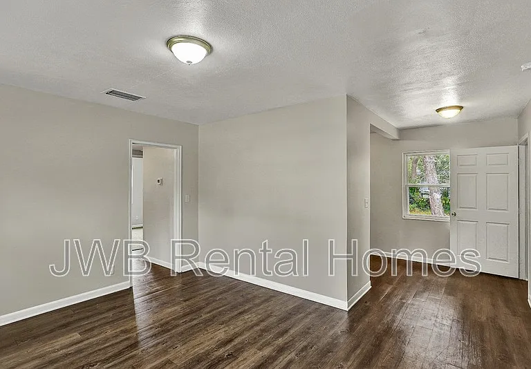 141 W 43rd St — Photo 4