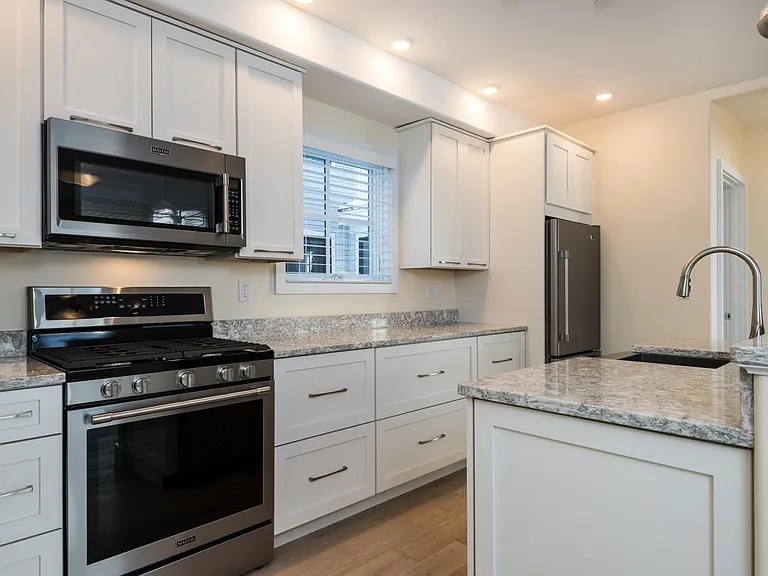 52 Wilmot St #1R — Photo 2