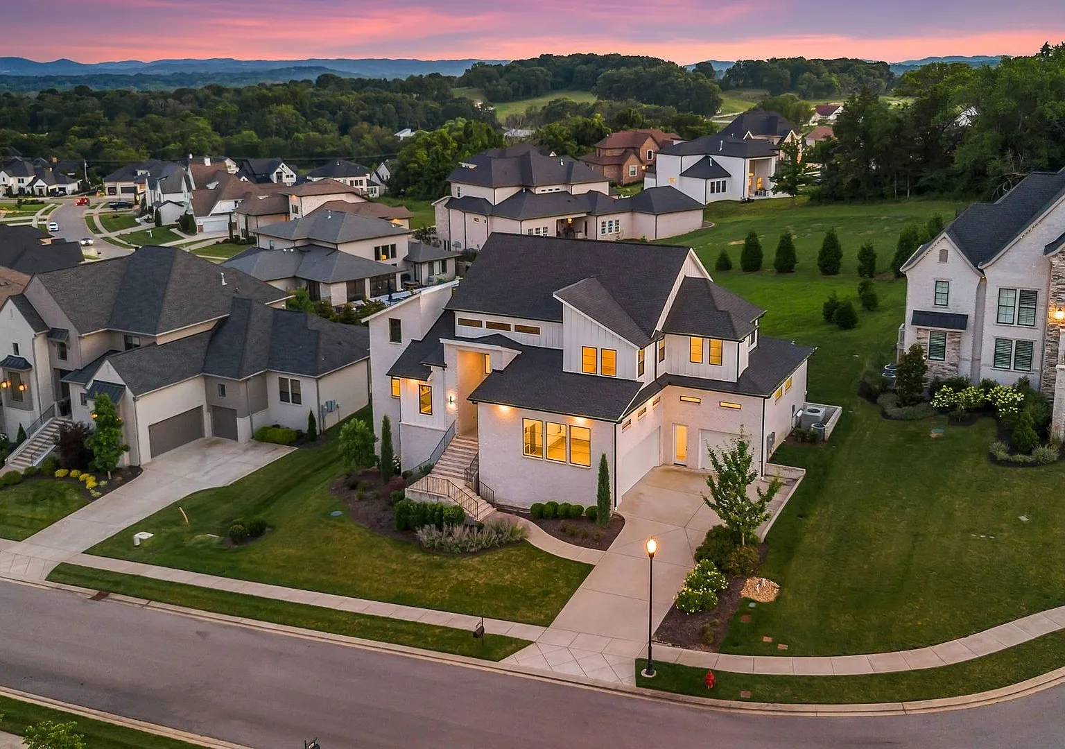 Modern Luxury in the Heart of Franklin — Photo 4