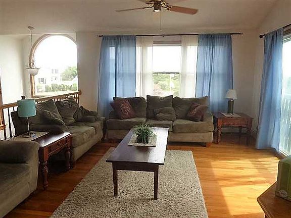 5th image of 45 White Swan Dr