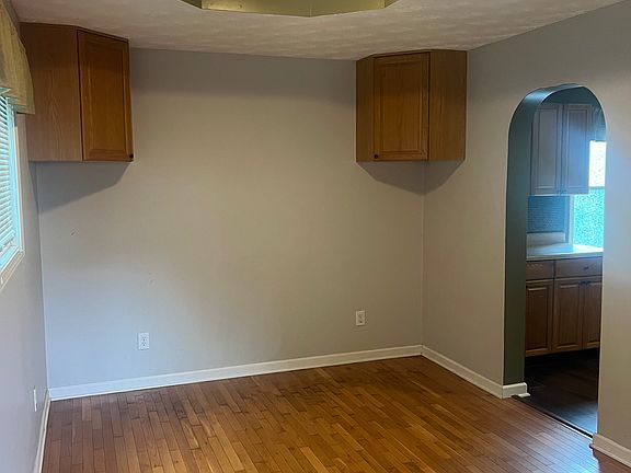 4th image of 1530 Branson Ave