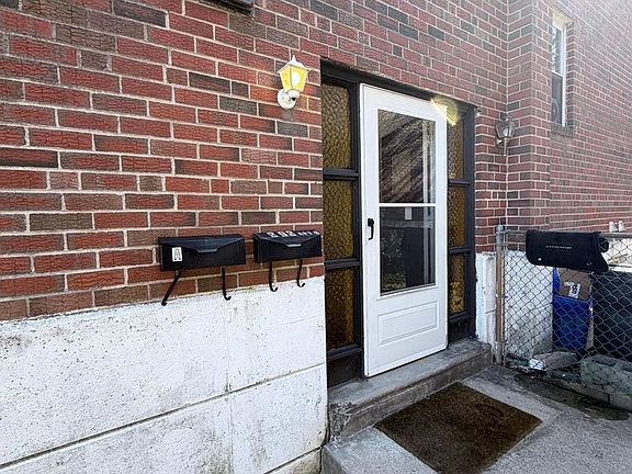 4th image of 292 Nandina St