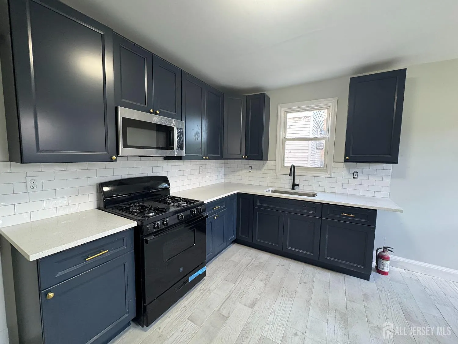 4 bed, 2.0 bath, $3,700 — Photo 2