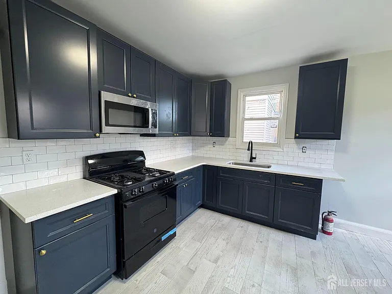 266 Sandford St — Photo 2