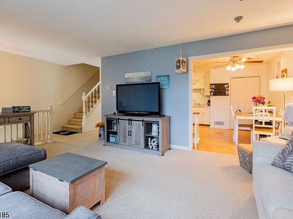 4th image of 22 Burlington Ct #1611