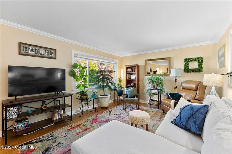 5th image of 11 Hillcrest Avenue