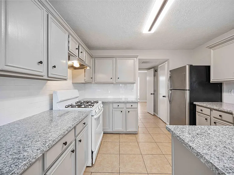 16710 Cheshire Place Dr — Photo 11