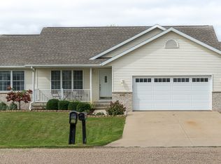180 Pleasant Creek Dr, Palo, IA