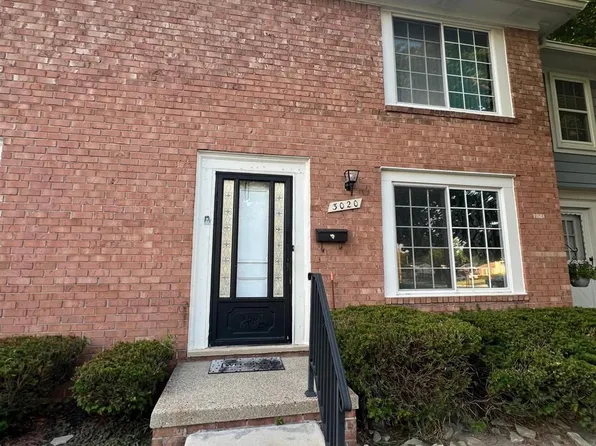 3020 N Seaton Circuit, Warren, MI 48091