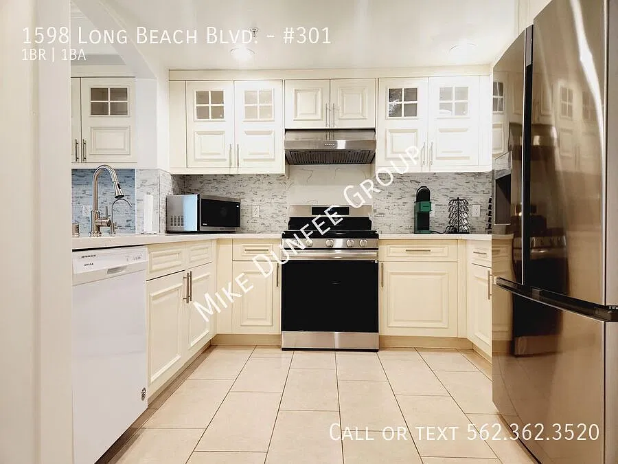 Unfurnished Contemporary One Bedroom, One Bathroom — Photo 2
