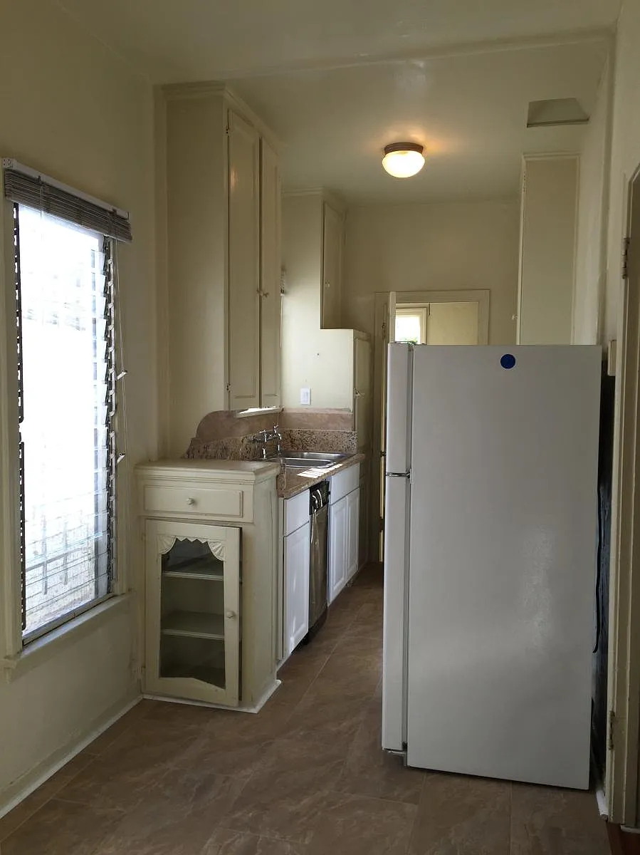 Building Photo - 4658 Rosewood Ave #1