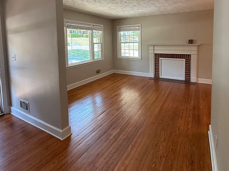 2526 Huntington Rd — Photo 3