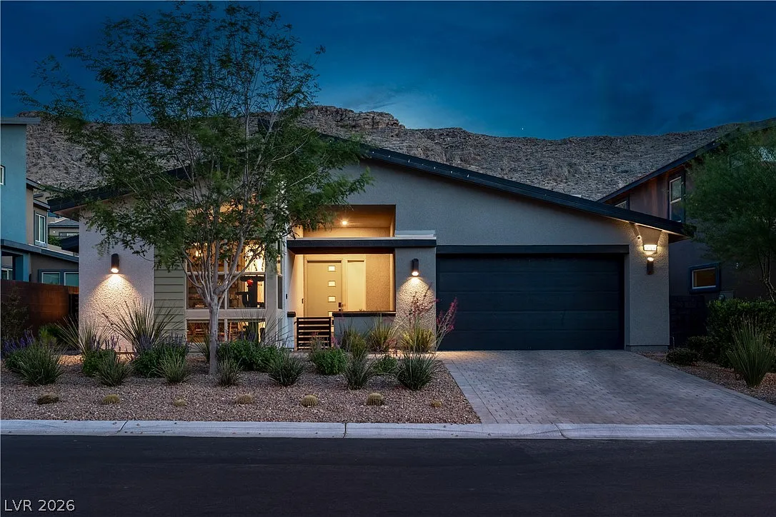 3 bed, 2.5 bath, 2464 sqft, $8,250 — Photo 2