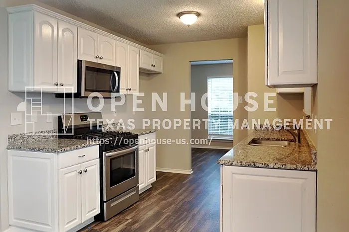 1328 Chicota Dr — Photo 5