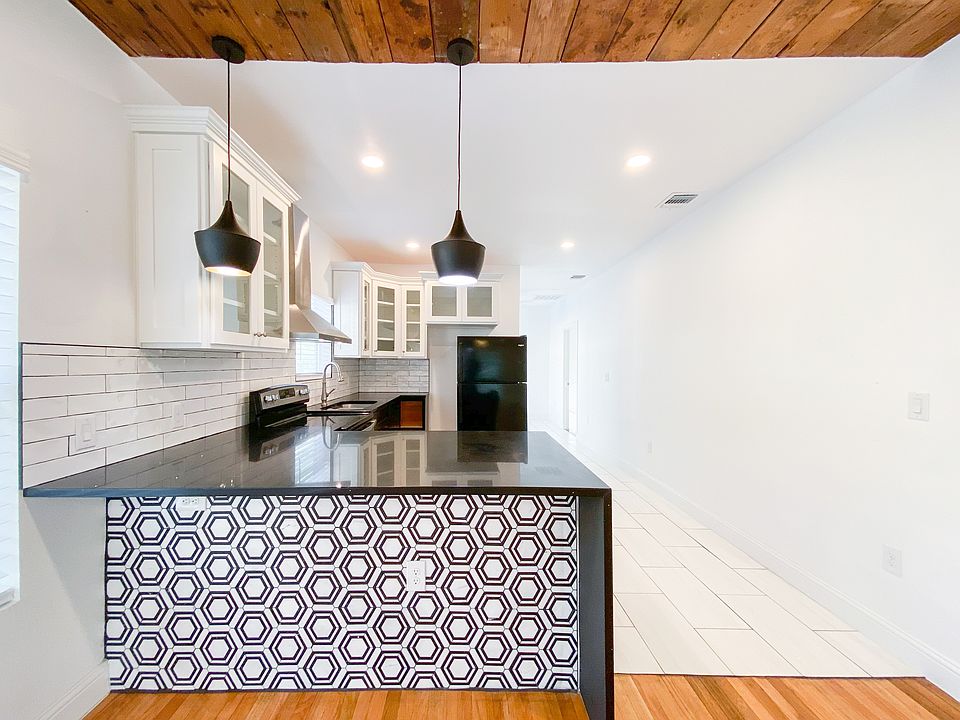1st image of 1731 W Craig Pl