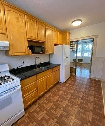 4th image of 191 Kent St APT 2